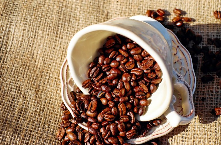 Una taza de café derramado, representa la caída de los mitos sobre le café