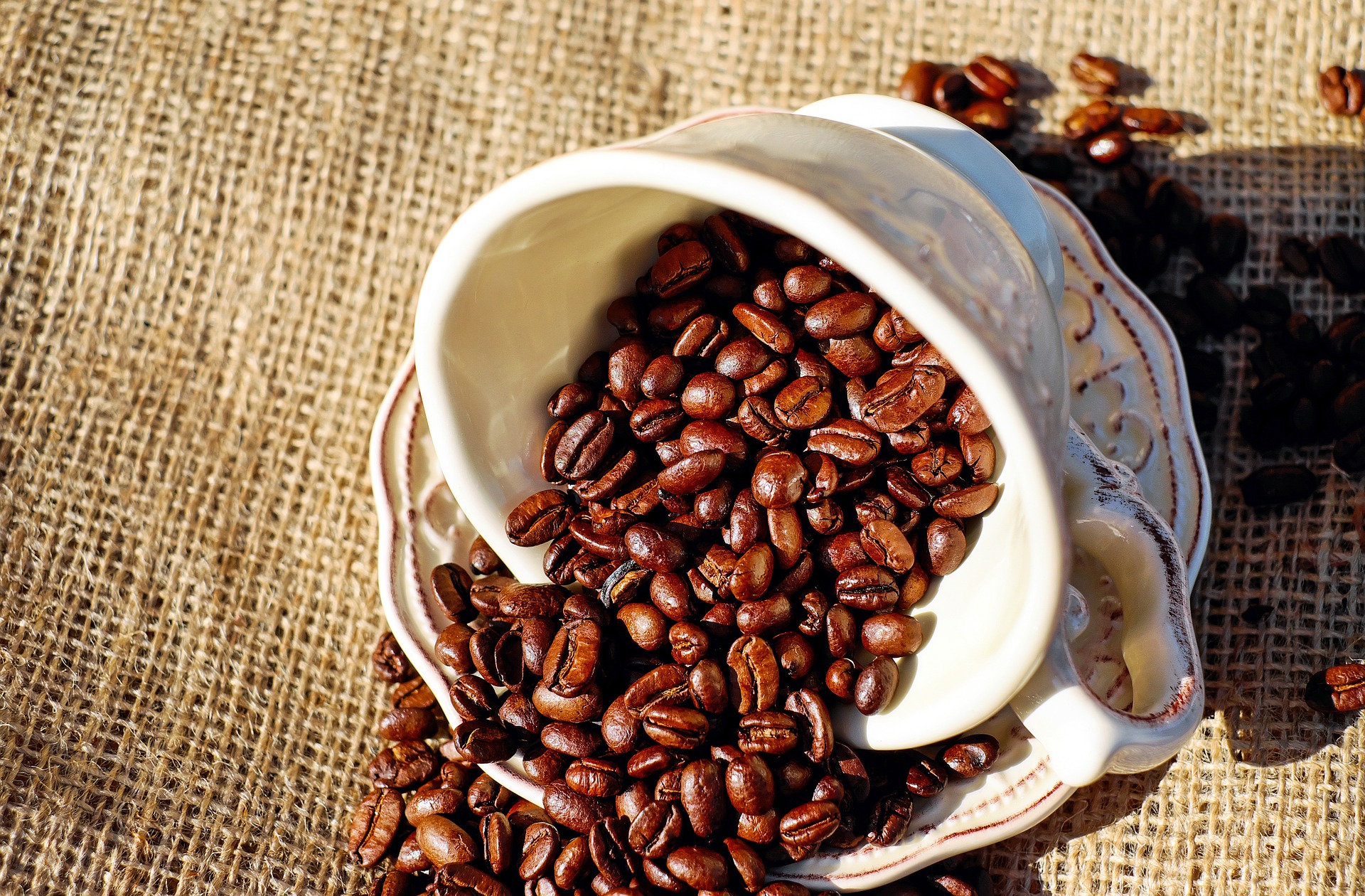 Una taza de café derramado, representa la caída de los mitos sobre le café