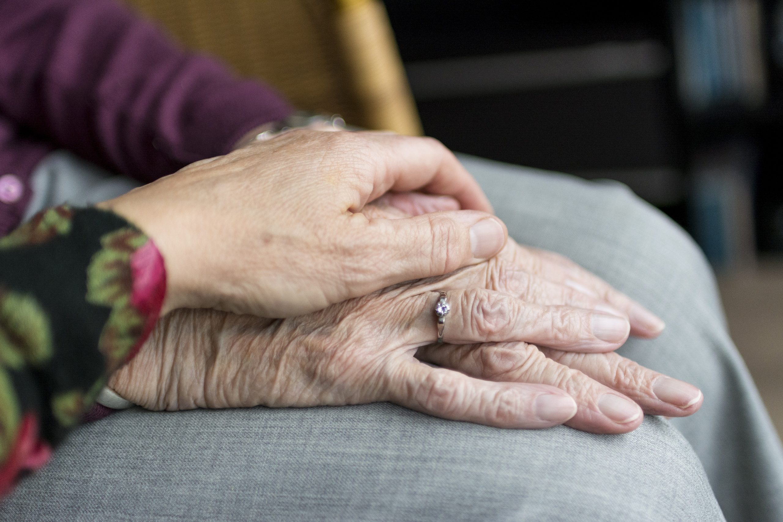 Personas dándose la mano. Un ejemplo de transacción interpersonal