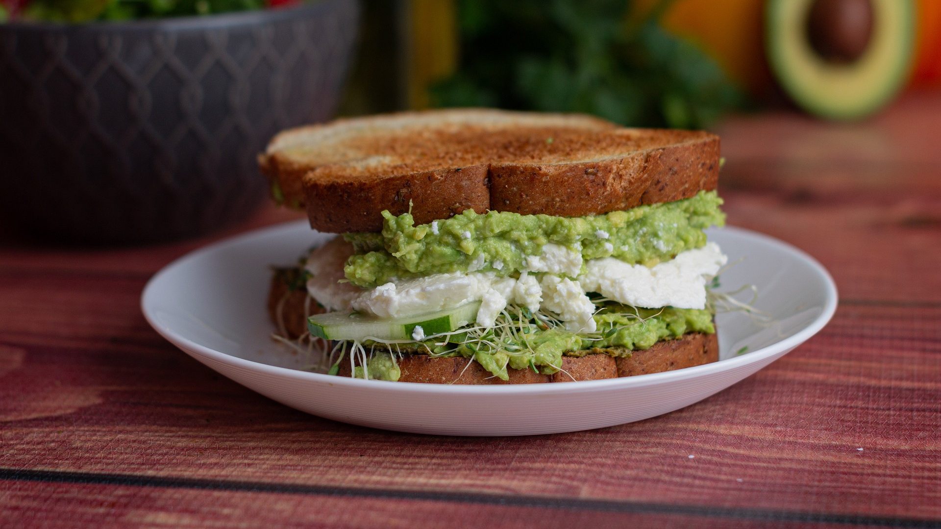Metáfora del sandwich emocional. Las rebanadas de pan son los mensajes agradables y el relleno la parte desagradable.